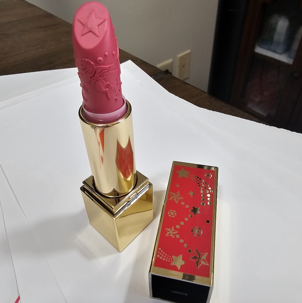 Estee Lauder limited edition satum reign Lipstick